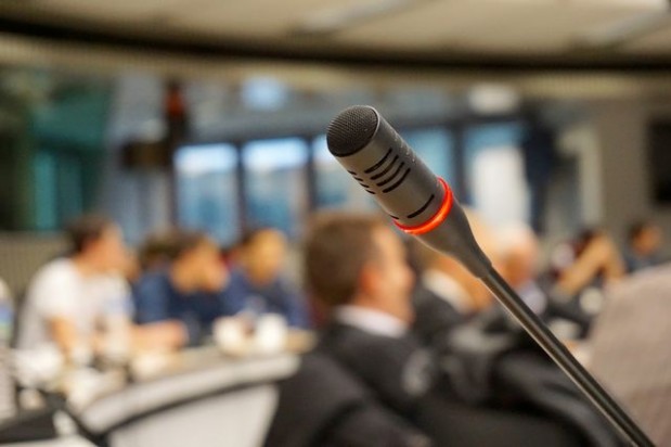 s_microphone-704255_1280
