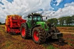 s_tractor-385681_1280