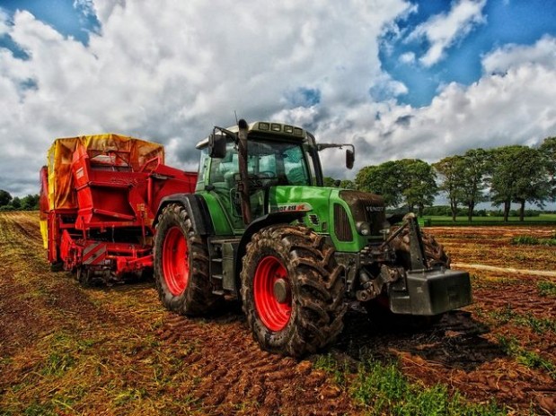 s_tractor-385681_1280