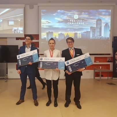 Od lewej Robert Duczyński, Katarzyna Gajewska i Piotr Falkowski - zwycięzcy P&G CEO Challenge na Europę Środkowo-Wschodnią którzy jadą na finał europejski do Rzymu